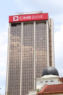 KUALA LUMPUR, MALAYSIA - 2 Mart 2024: Kuala Lumpur şehir merkezindeki CIMB Bank binası. CIMB bir Malezya evrensel bankasıdır..