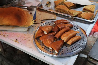 Kuala Lumpur, Malezya 'da Apam balik fıstıklı krep. Apam balik ayrıca martabak manis veya murtabak manis olarak da bilinir ve Fujian Çin mutfağından gelmektedir..