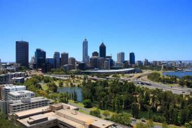 Perth City, Avustralya. Kings Park 'tan şehir silueti manzarası. Avustralya şehir manzarası.