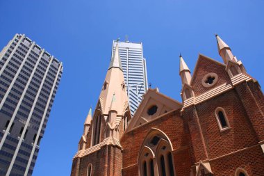 Perth City, Avustralya. Eski ve modern mimari arasındaki zıtlık. Wesley Church ön planda, gökdelen binaları arka planda.