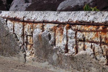 Deniz kenarındaki nemli ve tuzlu hava koşullarında güçlendirilmiş betonda hasar var. Karayip ve Florida sorunu: paslı beton çubuk hasarı.