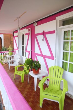 Deshaies, Guadeloupe. Basse-Terre adasındaki genel yerel bungalov ev verandası..