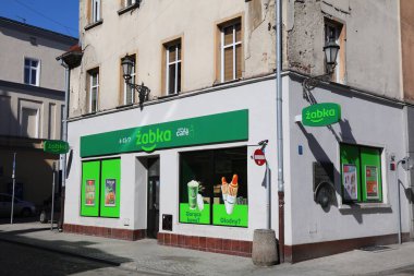 GLIWICE, POLAND - 11 Mayıs 2021 Polonya 'nın Gliwice şehrindeki Zabka market. Zabka, Polonya 'nın en büyük bayilik şirketlerinden biri..