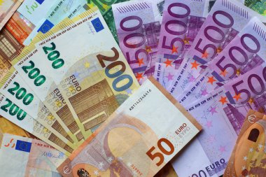 Avro para biriminin nakit fonları. Avrupa kağıt para arkaplanı 50, 200 ve 500 Euro 'luk banknotlarla.