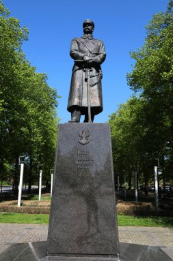 GLIWICE, POLAND - 11 Mayıs 2021: Jozef Pilsudski Polonya 'nın Gliwice şehrinde ulusal kahraman anıtı. Sanatçı Tadeusz Lodzian 'ın anma töreni 1998 yılında kamuya açık alanda gerçekleşti..