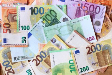 Avro para birimi fonları. Avrupa kağıt para arkaplanı 50, 100, 200 ve 500 avroluk banknotlarla.