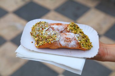 Sicilya, Catania 'da krem peynirli ve fıstıklı Cannoli pastası. İtalyan yemeği..