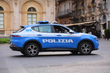 CATANIA, ITALY - 8 AĞUSTOS 2024: İtalyan Polisi (Polizia) devriye aracı Alfa Romeo Tonale İtalya 'nın Sicilya adasındaki Catania şehrinin eski şehir meydanında.