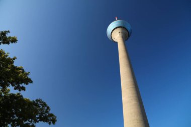 DÜZSELDORF, Almanya - 19 Eylül 2020: Düsseldorf, Almanya 'daki Rheinturm TV kulesi. Düsseldorf, Almanya 'nın en büyük 7. şehridir..
