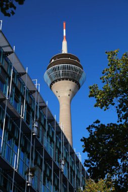DÜZSELDORF, Almanya - 19 Eylül 2020: Düsseldorf, Almanya 'daki Rheinturm TV kulesi. Düsseldorf, Almanya 'nın en büyük 7. şehridir..