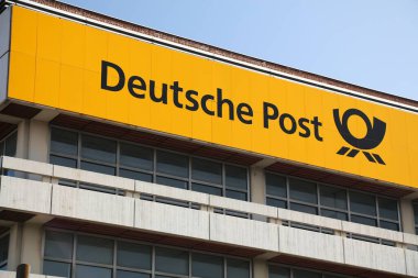 WUPPERTAL, GERMANY - 19 Eylül 2020: Wuppertal, Almanya 'daki Deutsche Post (Alman Postası) binası. Deutsche Post Avrupa 'daki en büyük posta servisidir..
