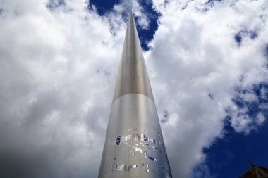 DUBLIN, IRELAND - 6 Temmuz 2024 Dublin 'in kuzeyindeki O' Connell Caddesi 'ndeki Dublin kamusal alan anıtı.