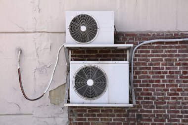 Güney Kore, Seul 'de bir binanın duvarına havalandırma üniteleri monte edilmiş..