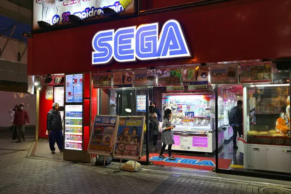 TOKYO, JAPONYA - 1 Aralık 2016: Tokyo 'nun Akihabara ilçesindeki Sega oyun salonunu ziyaret eden insanlar. Mulan Akiba anime ve video oyunlarında uzmanlaşmıştır..