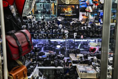 SEOUL, Güney Kore - 7 Nisan 2023: Seul 'deki bir ikinci el fotoğraf malzemeleri dükkanının vitrininde klasik SLR kameralar ve kameralar.