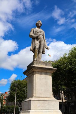 Dublin, IRELAND - 6 Temmuz 2024 Dublin 'in kuzeyindeki O' Connell Caddesi 'ndeki Sir John Gray kamu uzay heykeli. John Gray milliyetçi fikirleriyle tanınan bir İrlandalı politikacıydı..