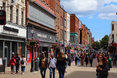 DUBLIN, IRELAND - 6 Temmuz 2024 İnsanlar Kuzey Earl Caddesi 'ni ziyaret ediyor, Dublin, İrlanda şehir merkezinde bir alışveriş caddesi.