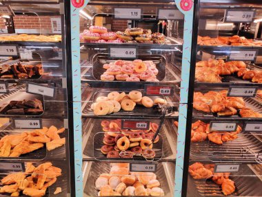 CORK, IRELAND - 28 Haziran 2024: Cork, İrlanda 'daki Lidl mağazasındaki fırın koridorunda taze çörek ve kruvasan.