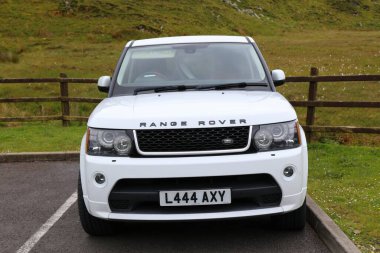 COUNTY DONEGAL, IRELAND - 25 Haziran 2024: Land Rover Range Rover 4x4 lüks SUV İrlanda 'da park halinde.