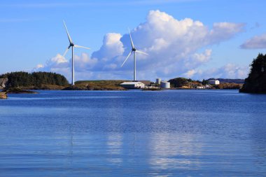 Norveç, Haugesund yakınlarındaki Rogaland 'da rüzgar türbinleri. Yaz görünümü.