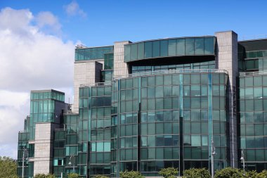 DUBLIN, IRELAND - 6 Temmuz 2024: Uluslararası Mali Hizmetler Merkezi 'ndeki IFSC House ofis binası, Kuzey Dublin, İrlanda' daki özel ekonomik bölge (SEZ).