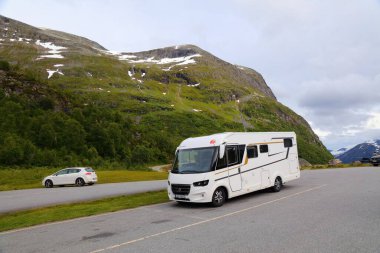 GEIRANGER, NORway - 28 Temmuz 2020: Geiranger, Norveç yakınlarında eğlence aracı (RV) tatili. 2015 yılında Norveç 'in 8,8 milyon yabancı ziyaretçisi oldu.