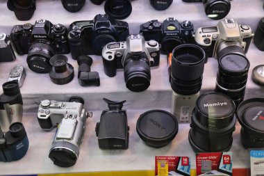 SEOUL, Güney Kore - 7 Nisan 2023: Seul 'deki bir ikinci el fotoğraf malzemeleri mağazasının vitrininde klasik SLR kameralar ve lensler.