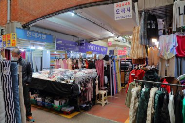 SEOUL, Güney Kore - 7 Nisan 2023: İnsanlar Güney Kore 'nin Jongno bölgesindeki Gwangjang Market' in kıyafet bölümünü ziyaret ediyor.