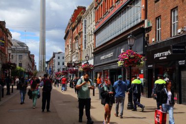 DUBLIN, IRELAND - 6 Temmuz 2024 İnsanlar Kuzey Earl Caddesi 'ni ziyaret ediyor, Dublin, İrlanda şehir merkezinde bir alışveriş caddesi.