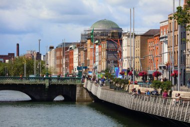 DUBLIN, IRELAND - 6 Temmuz 2024 Dublin 'in kuzeyindeki Liffey Nehri boyunca insanlar yürür..