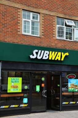 CROYDON, İngiltere - 8 Temmuz 2024: Croydon, Büyük Londra, İngiltere 'de metro sandviç zinciri mağazası.