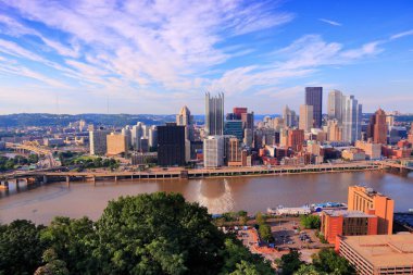 Pittsburgh gün batımı fotoğrafı. Pennsylvania 'daki Pittsburgh şehrinin silueti. Birleşik Devletler fotoğrafı.
