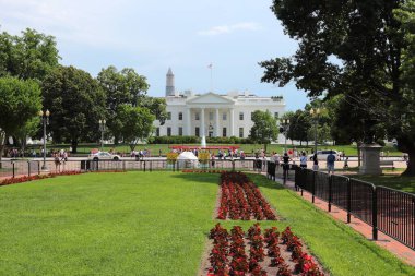 WASHINGTON, ABD - 13 Haziran 2013: İnsanlar Washington 'daki Beyaz Saray' ı ziyaret ediyor. 2012 yılında ABD başkentini 18,9 milyon turist ziyaret etti..