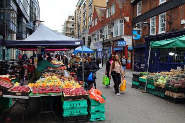 CROYDON, UK - 8 Temmuz 2024: Croydon Surrey Street Market, Büyük Londra, İngiltere.