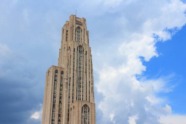 Pittsburgh, ABD - 30 Haziran 2013: Pittsburgh 'da Öğrenim İnşaatı Katedrali. Pittsburgh Üniversitesi 'nin ana binası 535 feet yüksekliğindedir ve Batı Yarımküre' deki en yüksek üniversite binasıdır..