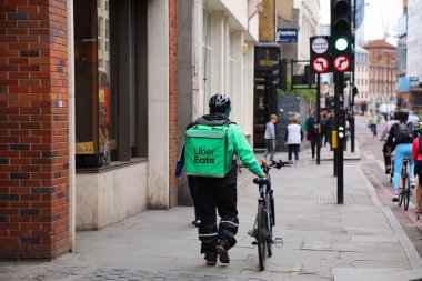 LONDON, İngiltere - 8 Temmuz 2024: Londra 'nın Southwark ilçesinde Uber Eats yemek dağıtım uygulaması bisikletçisi.
