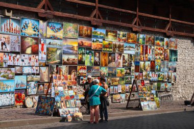 KRAKOW, POLAND - 28 Ağustos 2018: St. Florian 's Gate, Krakow' da boyacı. Krakow Tarihi Merkezi UNESCO 'nun Dünya Mirasları Alanıdır..