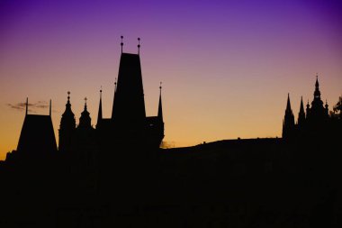 Prag siyah silueti. Prag 'ın Mala Strana ilçesi gün batımında.