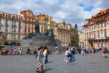 PRAG, CZECH REPUBLIC - 2 Mayıs 2024: Çek Cumhuriyeti 'nin Prag (Stare Mesto) ilçesindeki Eski Şehir Meydanı' nı (Staromestske Namesti) ziyaret eden turistler.