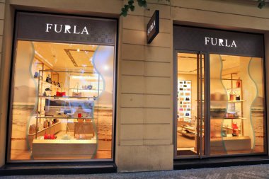 PRAG, CZECH REPUBLIC - 2 Mayıs 2024: Çek Cumhuriyeti Prag 'da lüks moda alışverişleriyle tanınan Parizska caddesindeki Furla lüks el çantası mağazası.