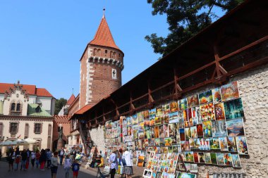 KRAKOW, POLAND - 28 Ağustos 2018: St. Florian 's Gate, Krakow' da boyacı. Krakow Tarihi Merkezi UNESCO 'nun Dünya Mirasları Alanıdır..