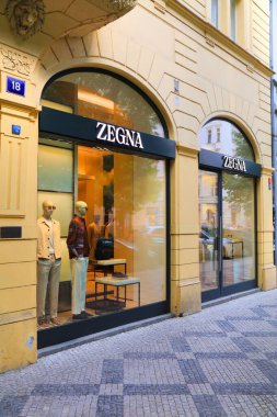PRAG, CZECH REPUBLIC - 2 Mayıs 2024: Parizska caddesindeki Zegna lüks İtalyan moda mağazası Prag, Çek Cumhuriyeti 'nde lüks moda alışverişleriyle tanınıyor.