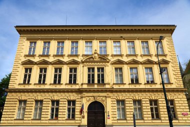 PRAG, CZECH Cumhuriyet - 1 Mayıs 2024: Çek Cumhuriyeti, Prag 'daki St. Stephen ilköğretim okulu. Çekçe adı: Zakladni skola u svateho Stepana.