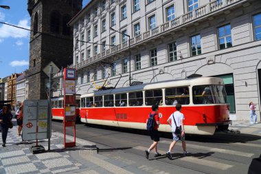 PRAGUE, CZECH REPUBLIC - 2 Mayıs 2024: Çek Cumhuriyeti 'nin Prag ilçesinde klasik kırmızı toplu taşıma tramvayı. Tatra T3 tramvay modeli.