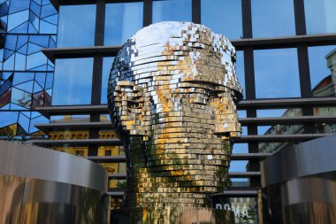 PRAG, CZECH REPUBLIC - 1 Mayıs 2024: Franz Kafka Dönen Baş Kamu Alanı Anıtı.