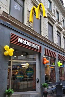 GOTHENBURG, SVEDEN - 27 AĞUSTOS 2018: Gothenburg, İsveç 'teki McDonald' s fast food restoranı. McDonald 's dünyanın en büyük fast food zincirlerinden biridir..