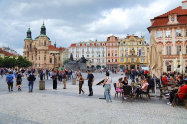 PRAG, CZECH REPUBLIC - 2 Mayıs 2024: Çek Cumhuriyeti 'nin Prag (Stare Mesto) ilçesindeki Eski Şehir Meydanı' nı (Staromestske Namesti) ziyaret eden turistler.