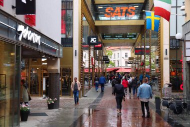 GOTHENBURG, SVEDEN - 27 AĞUSTOS 2018: İnsanlar Göteborg, İsveç 'ten alışveriş yapıyor. Göteborg, 1 milyon nüfusuyla İsveç 'in en büyük ikinci şehridir..