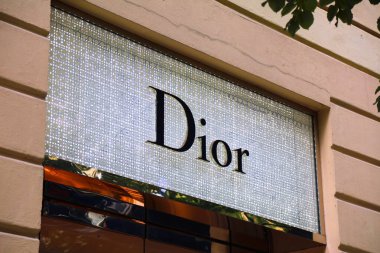 PRAG, CZECH REPUBLIC - 2 Mayıs 2024: Çek Cumhuriyeti Prag 'da lüks moda alışverişleriyle tanınan Parizska caddesinde Dior lüks moda markası.