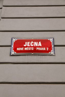 Prag sokak tabelası - Nove Mesto bölgesindeki Jecna sokağı. Prag şehri, Çek Cumhuriyeti.